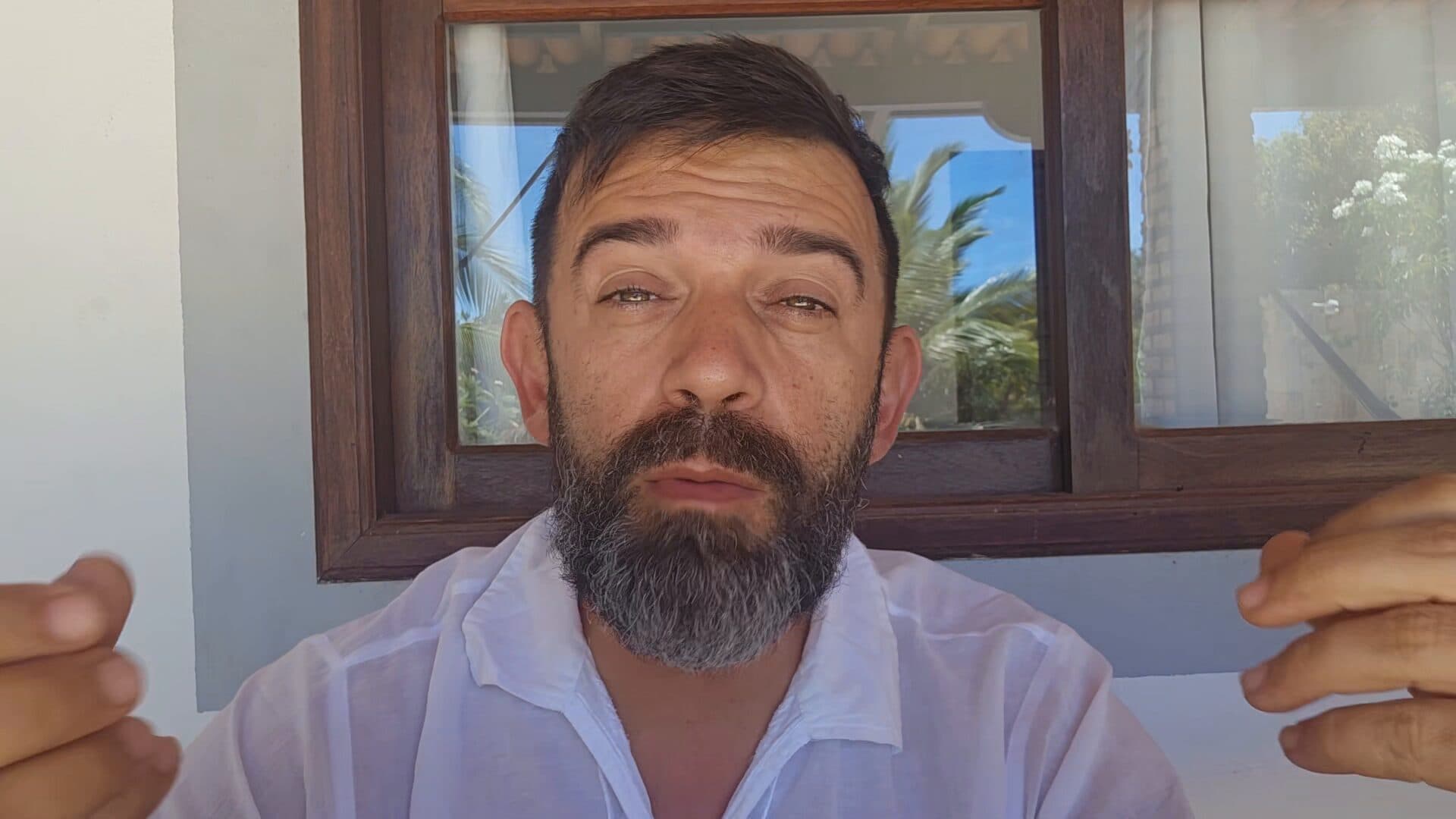 Daniél Rocha falando para a câmera, na varanda onde a aula foi gravada.